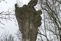 Již zrestaurovaná socha Jana Nepomuckého.
