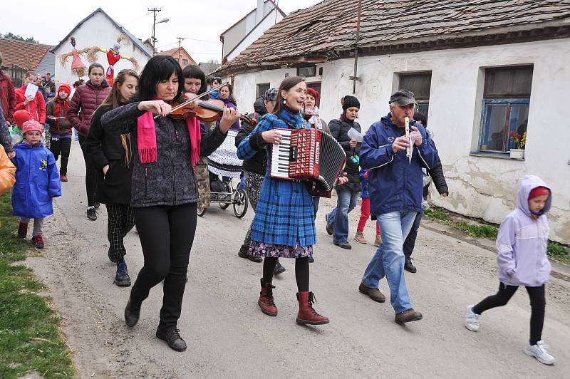 Každoroční vynášení zimy se uskutečnilo v neděli 7. dubna od kostela na Podsrpu do Hajské.