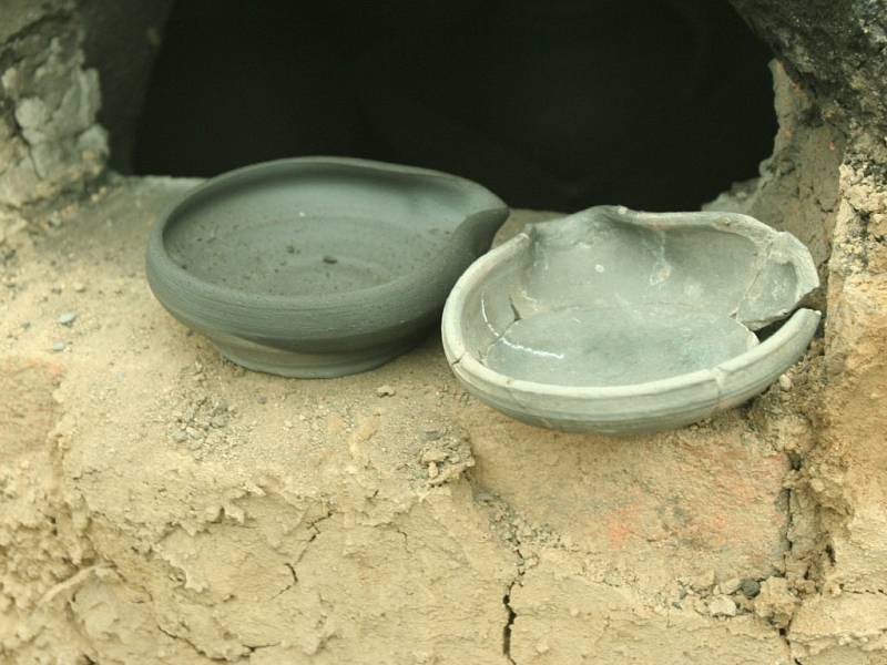 Výpal středověké keramiky ve Volyni. 