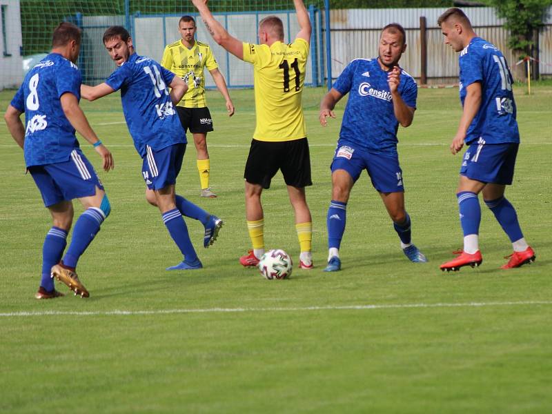 Fotbalová divize: Otava Katovice - Robstav Přeštice 1:2 (0:0).