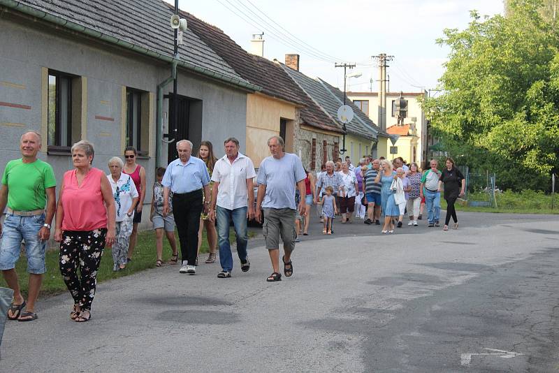 Odhalení obnoveného a opraveného pomníku v Nových Kestřanech.