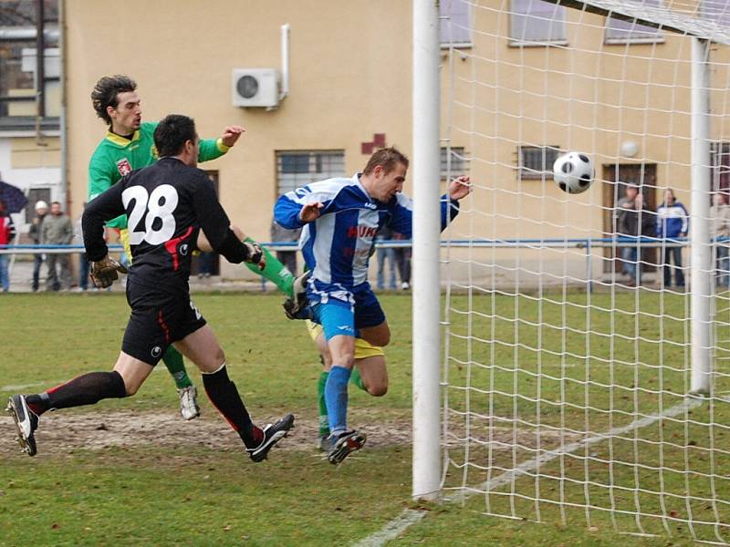 Strakonice díky dvěma gólům Patrika Káníka porazily v 18. kole divize doma Prachatice 2:0.