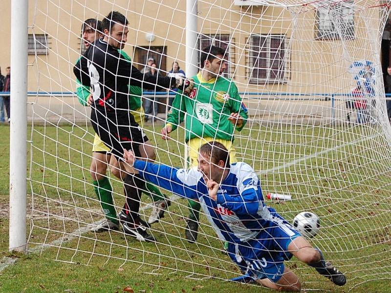 Strakonice díky dvěma gólům Patrika Káníka porazily v 18. kole divize doma Prachatice 2:0.
