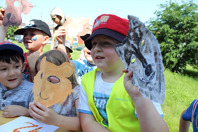 Studenti Střední školy a Jazykové školy ve Volyni připravili zábavné dopoledne pro nejmenší.