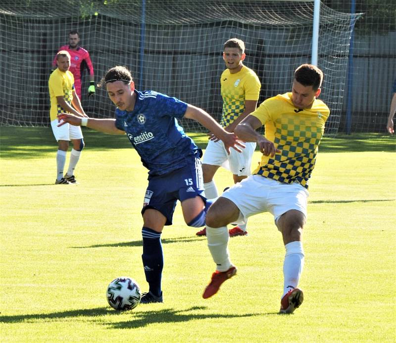 Fotbalová divize: Katovice - Jindřichův Hradec 1:0 (1:0).