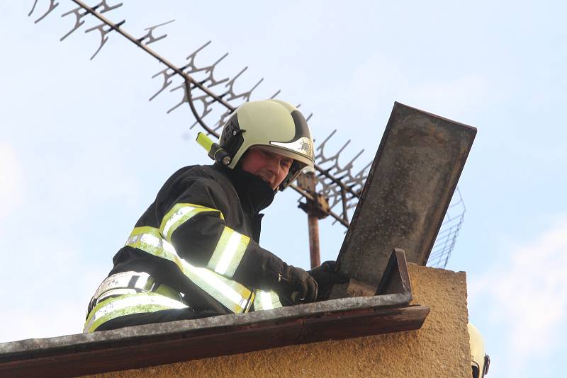 Oprava střechy v ulici Budovatelská ve Strakonicích.