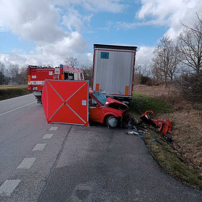 U Tchořovic narazil řidič do nákladního auta. Na místě zemřel.