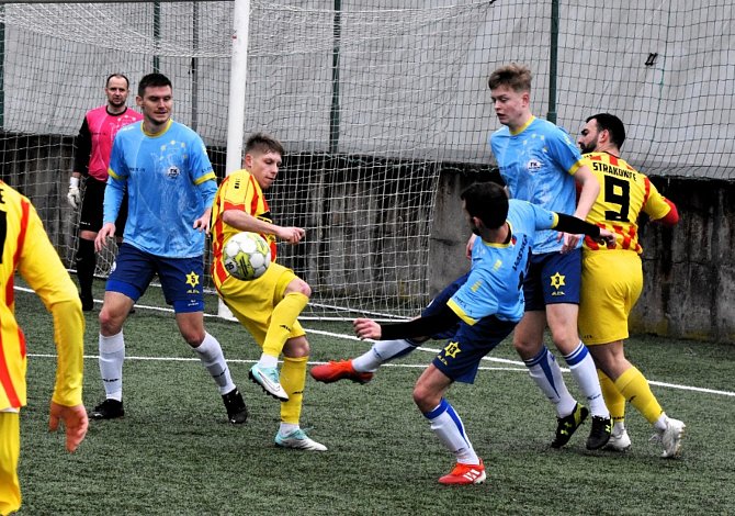 Fotbalisté Junioru (v tradiční žluto-červené kombinaci v duelu proti Nepomuku) tentokrát v další přípravě padli v Dobříši.