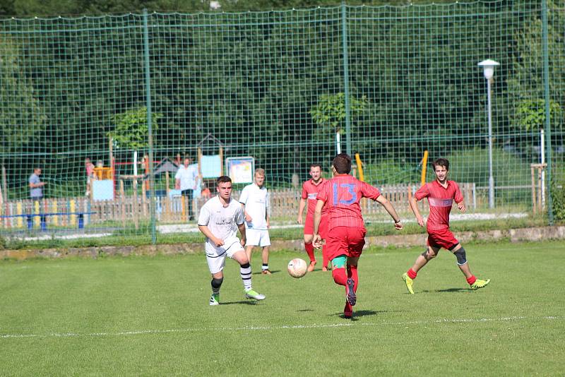Hokejisté HC Strakonice (červené dresy) si na závěr letní přípravy zahráli fotbálek proti Sokolu Cehnice (1:5).