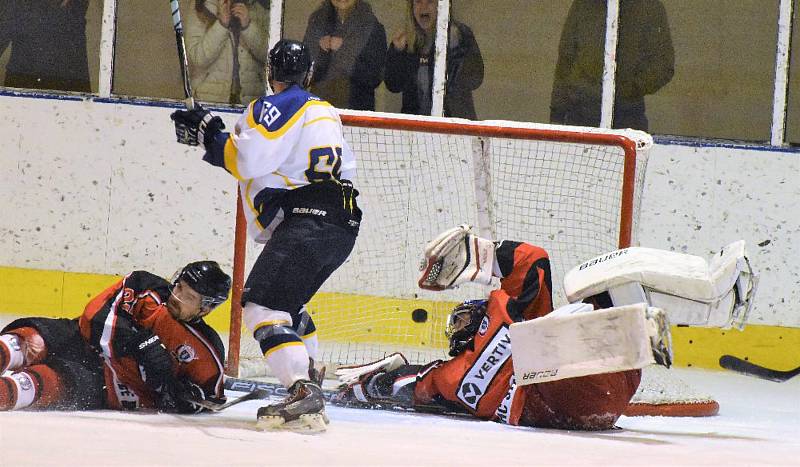 Semifinále play off hokejistů: HC Strakonice - J. Hradec 2:3 po prodloužení.