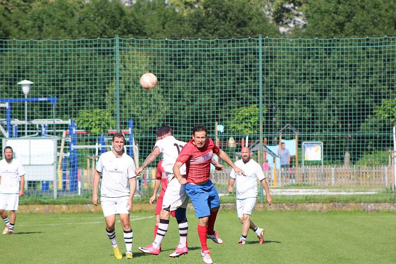 Hokejisté HC Strakonice (červené dresy) si na závěr letní přípravy zahráli fotbálek proti Sokolu Cehnice (1:5).