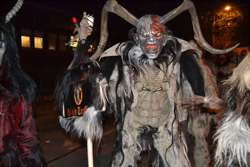 V plné parádě se předvedli Krampus Čerti ze severu, z Prahy, Tábora, Vodňan, skupina Čerti.cz a z Amstettner Hoh'n Teufe'n.