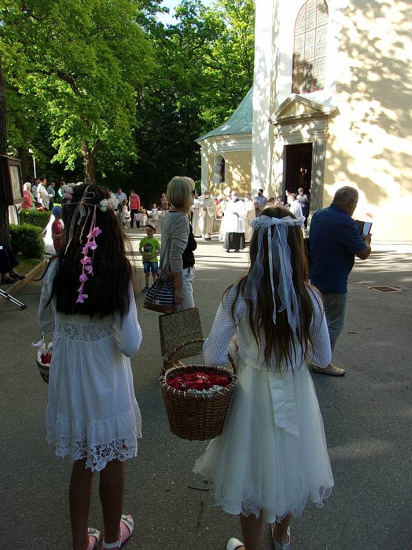 Oslava svátku Božího těla spojená s eucharistickým průvodem.