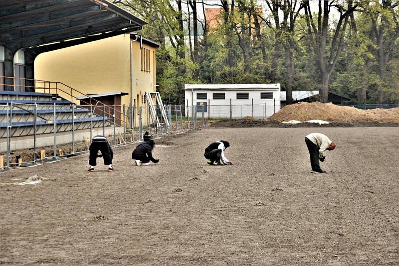 Rekonstrukce Křemelky rychle pokračuje, ve středu již byla plocha připravena na zasetí trávy.