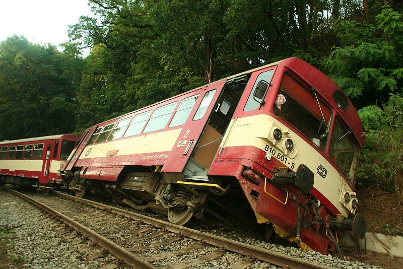 U obce Nišovice v neděli 27. srpna 2017 kolem 16. hodiny vykolejil osobní vlak, který najel na přejezdu do sesuvu půdy po silné průtrži mračen.