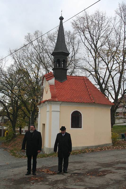 Položení věnců k pomníku padlým ve Starém Dražejově.