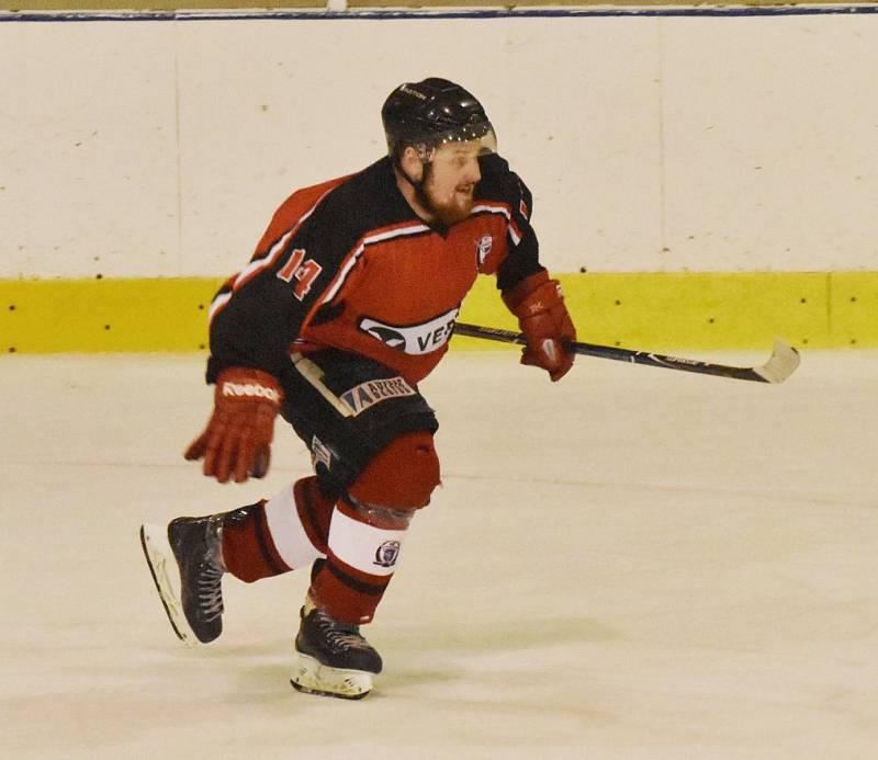 Titul krajského přeborníka mají hokejisté ze Strakonic. HC Strakonice - Slavoj Český Krumlov 3:3 (1:1, 1:1, 1:1).