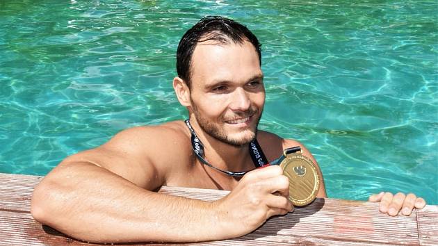 Martin Faměra přivezl do Strakonic ukázat zlatou medaili za titul Mistra světa ve vodním pólu.