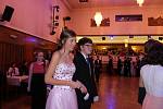 Letošních tanečních se učilo tančit celkem padesát párů středoškoláků
