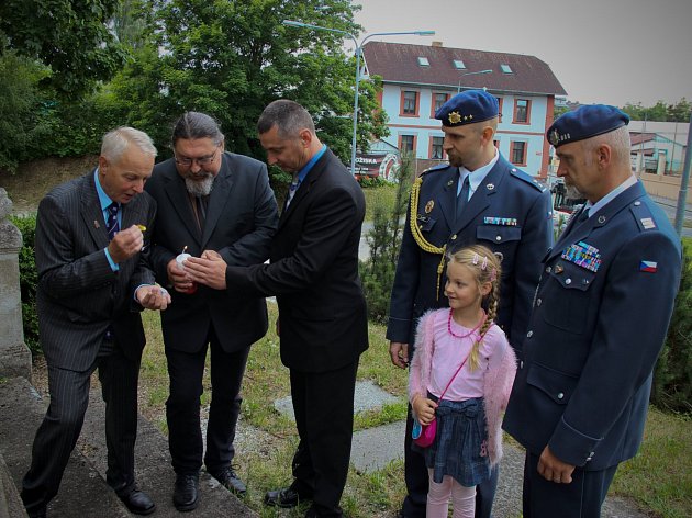 Pietní akt u strakonického hřbitova.