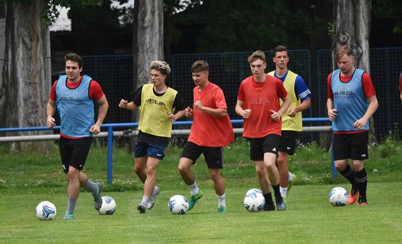 Junior odstartoval přípravu na novou sezonu. Trénink vedl sportovní manažer Tomáš Čakrt, který zaskakoval za trenéra Luďka Cimrhanzla.