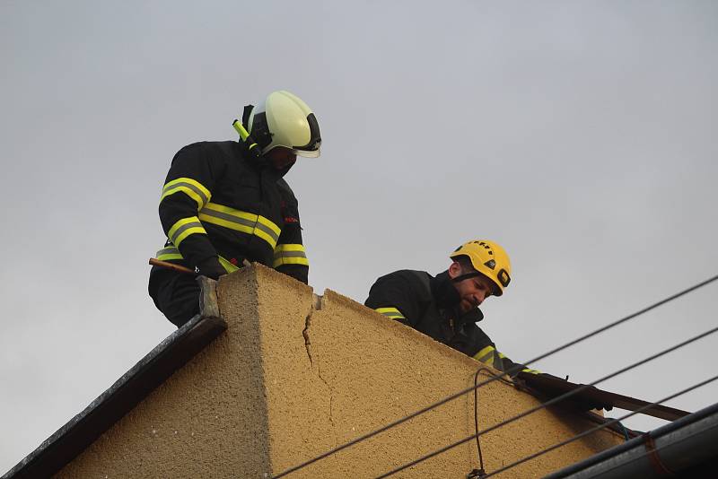 Oprava střechy v ulici Budovatelská ve Strakonicích.