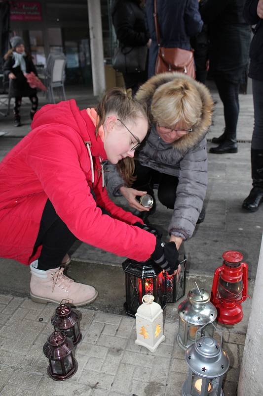 Skauti rozdávali Betlémské světlo.