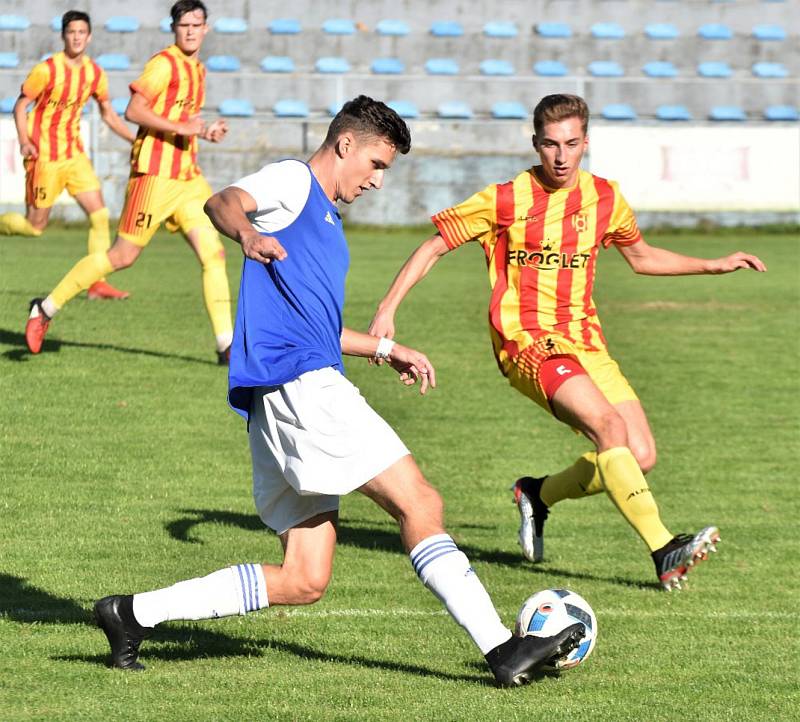 Fotbalový krajský přebor: Junior Strakonice - Třeboň 2:1.