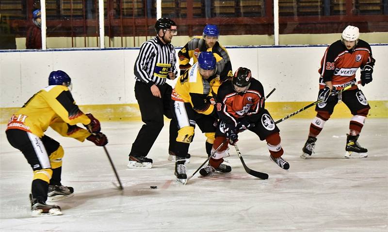 Předehrávka hokejové KL: HC Strakonice - TJ Božetice 6:1 (3:0, 2:0, 1:1).