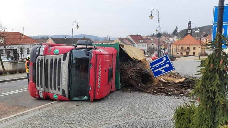 Na náměstí v Bělčicích komplikuje dopravu převrácený kamion.