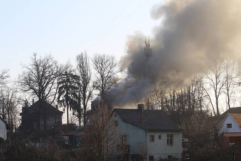 Požár rodinného domu ve Strakonicích 2. 3. 2021. Lidé mohli jen  přihlížet, jak přicházejí o domov.