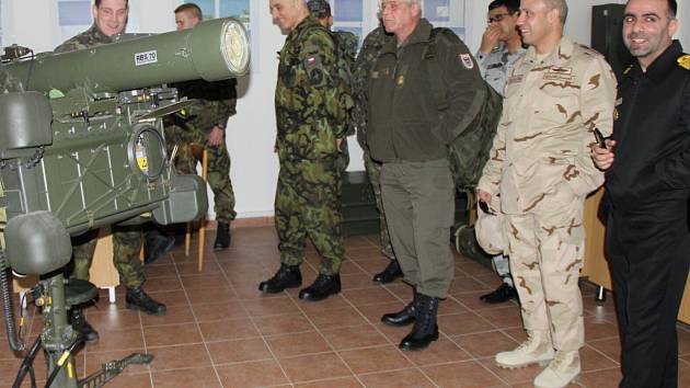 Strakoničtí vojáci představili hostům trenažér protiletadlového raketového kompletu RBS-70.