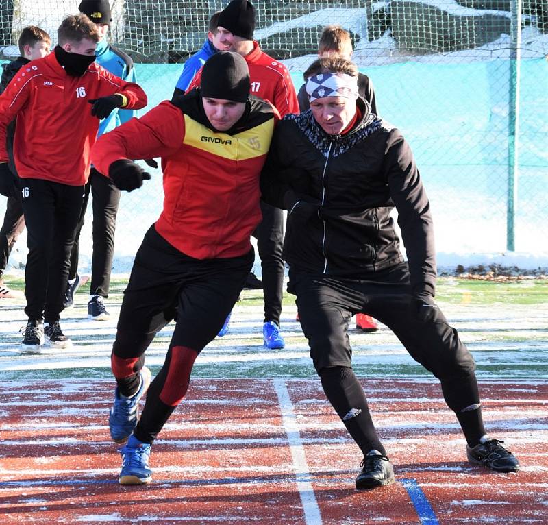 Fotbalisté Junioru Strakonice tráví zimní soustředění ve Lhotě nad Rohanovem.