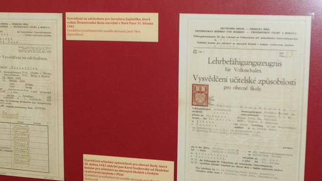 Vysvědčení v proměnách času mohou vidět návštěvníci ve vstupní hale Šmidingerovy knihovny ve Strakonicích.
