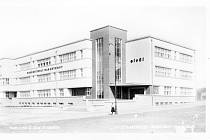 Budova školy v době, kdy nesla název Obecné školy Masarykovy