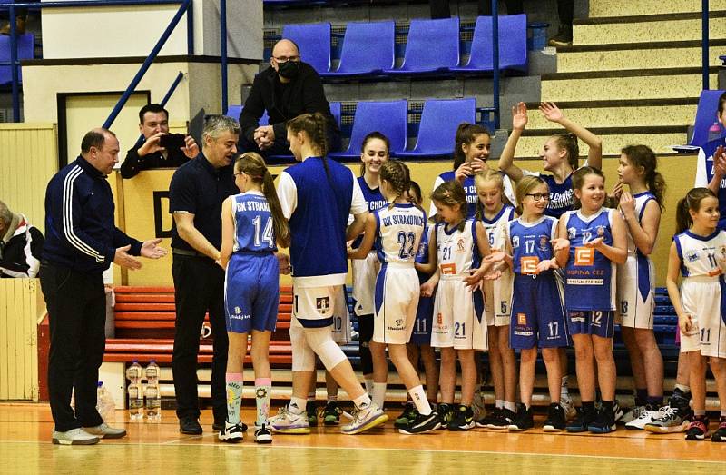 Basketbalovou ŽBL si užívaly i nejmenší hráčky BK Strakonice.