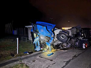 Nehoda cisterny s dvaceti tunami butanu uzavřela provoz na silnici I/22 u Střelských Hoštic.