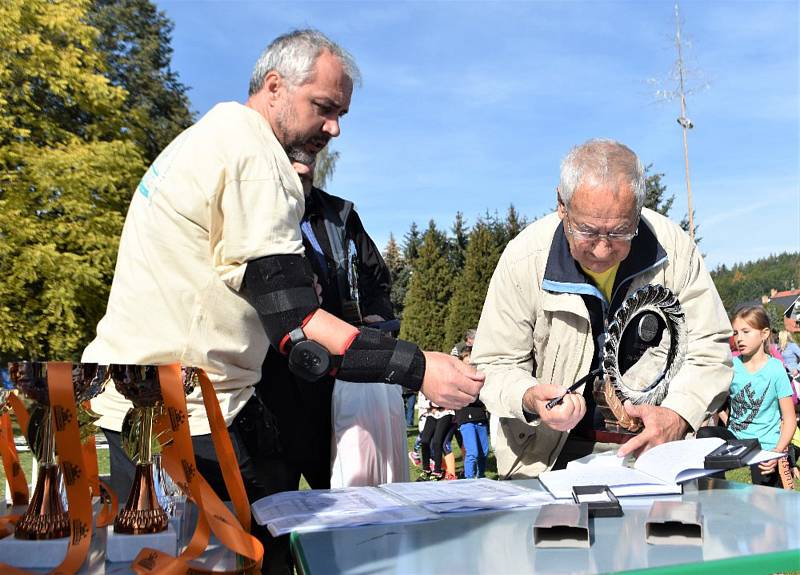 Strakoničtí lyžaři ocenili zasloužilým trenérům. Foto: Jan Škrle