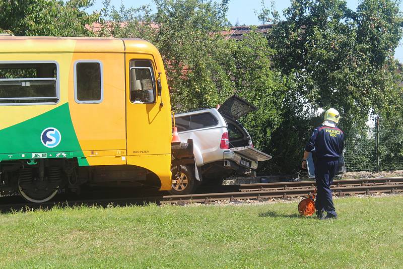 V Mačkově na přejezdu došlo k nehodě auta a vlaku.