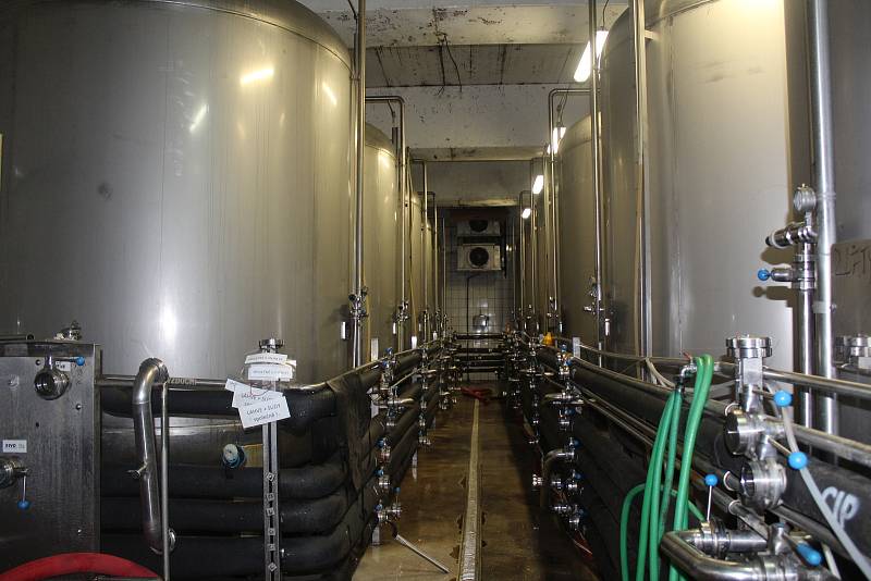 Na přetlačných tancích skladuje Dudák nafiltrované pivo před stáčením. Nyní při častějším stáčení je využitých již všech 12 přetlačných tanků, přes zimu vystačil pivovar s 5 až 6 tanky.