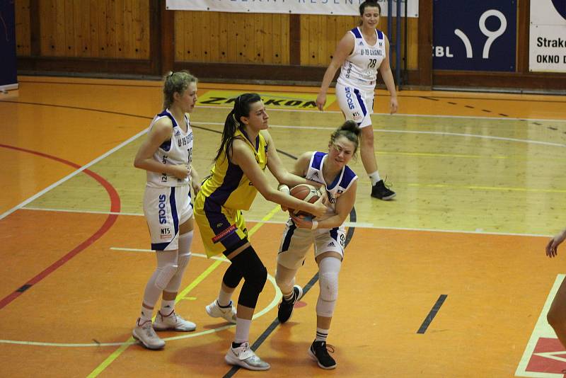 Basketbalistky Strakonic porazily Slovanku 77:71.