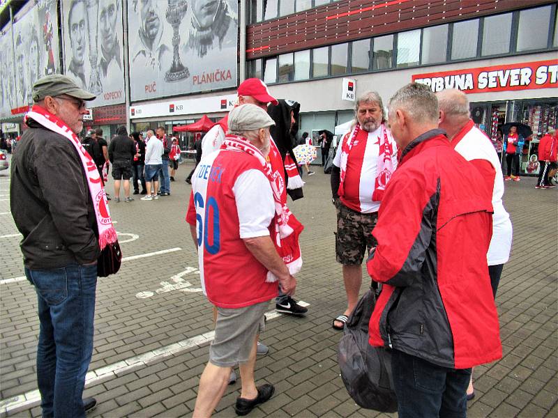 Fanoušci Slávie Praha ze Strakonicka vyrazili do Edenu slavit titul.