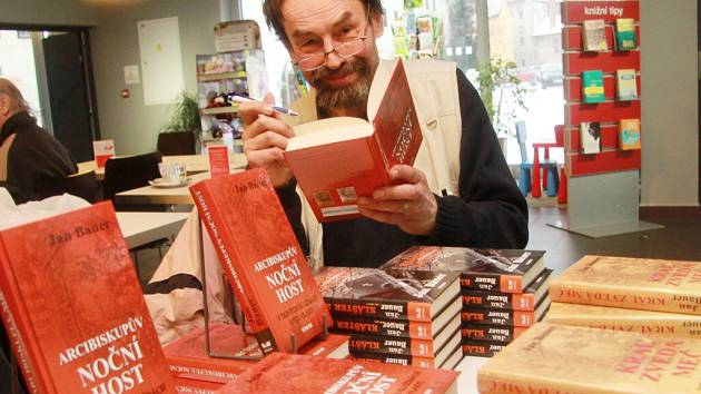 Jihočeský spisovatel Jan Bauer, žijící ve Vodňanech, v roce 2013 pokřtil v českobudějovickém Kanzelsbergeru svoji 125. knihu s názvem Arcibiskupův noční host. 