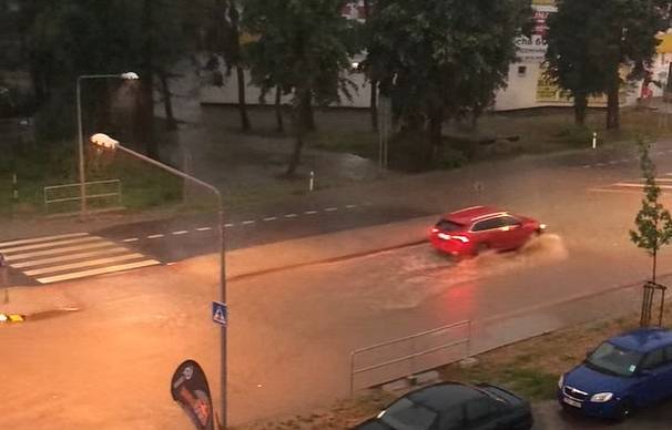 Přívalový déšť ve Strakonicích večer 24. června - ulice Písecká.