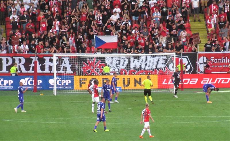 Strakoničtí fanoušci Slavie Praha byli u sedmigólové výhry nad Pardubicemi.