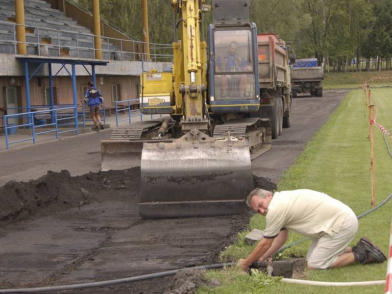 Letitou škvárovou dráhu na stadionu na Sídlišti ve Strakonicích nahradí atletický ovál s umělým povrchem.   