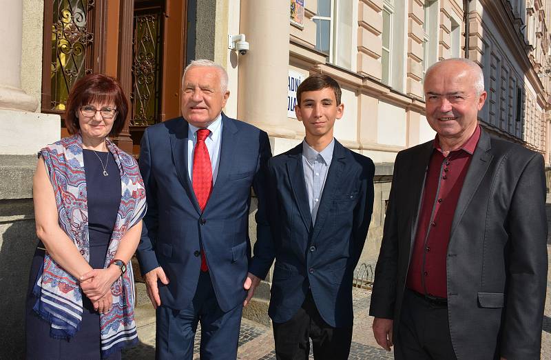 President Václav Klaus přijal pozvání od studenta Tomáše Pikla a přijel besedovat se žáky Základní školy a Gymnázia ve Vodňanech.
