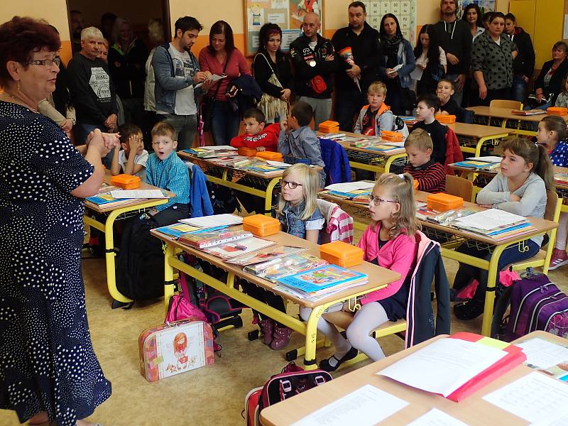 Fotografie prvňáčků ze třídy 1.A a 1.B ze Základní školy a Gymnázia Vodňany, budova Alešova.