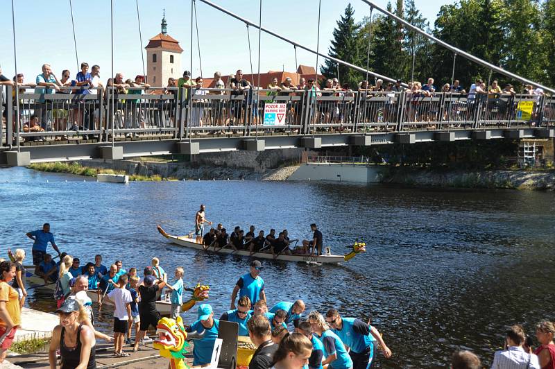 Dračí lodě na Otavě 18. srpna.