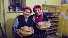 Parta z Lažánek se opět vydala péct chleba do Vrbna.